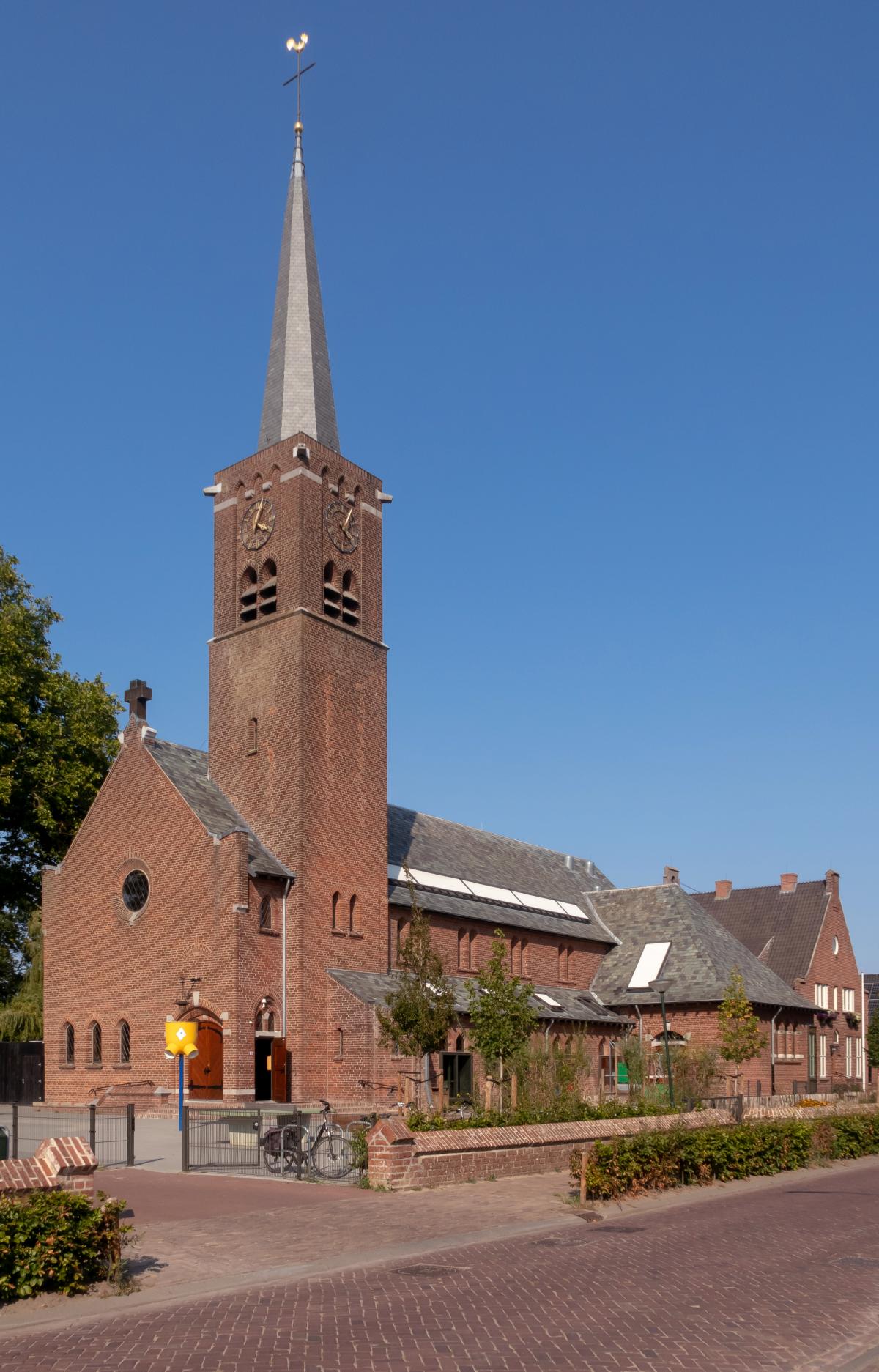 Außenansicht der Heiligen Adrianuskerk Esbeek